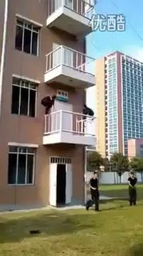 Abitate ai piani alti e vi sentite protetti dai ladri? Guardate questo video, rimarrete senza parole