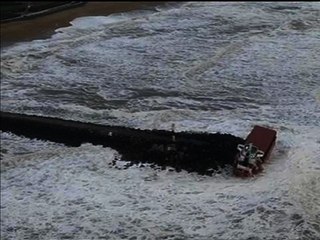 IMAGES HELICOPTERE BFMTV - Le cargo espagnol échoué à Anglet - 05/02