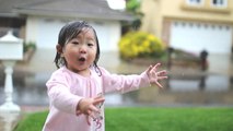 Yağmurla Oynayan Sevimli Küçük Kız