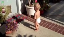 Babies playing with shadows... cute and hilarious!