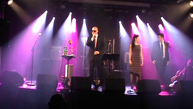 Les panthères roses interprètent Feeling good