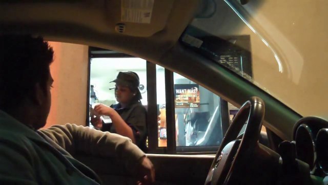 Caméra cachée : il piège les employés du Drive en criant leur nom. Hilarant!