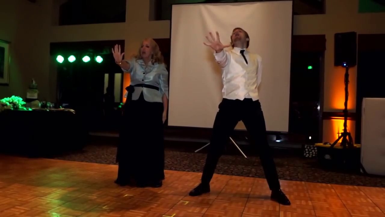 La plus surprenante et folle des danses de mariage entre un fils et sa mère. A voir!