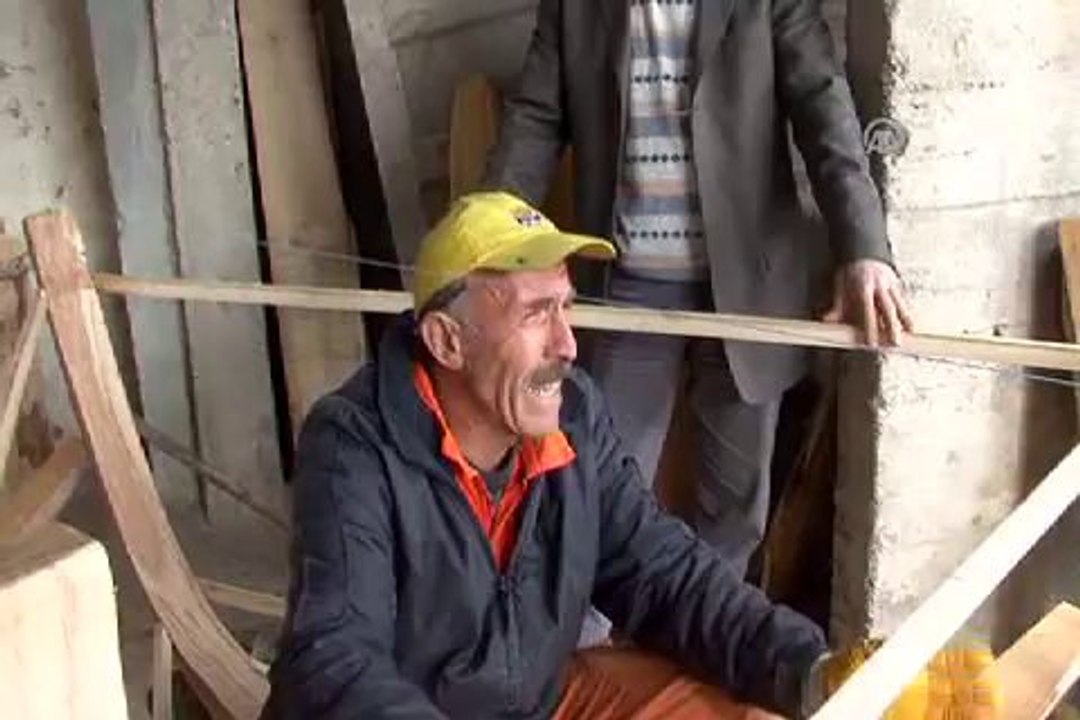 Denizden 3 kilometre uzakta kayık yapıyor