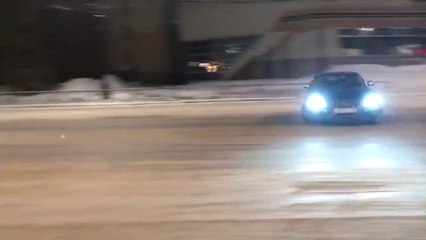 Crash avec une Audi RS5 pendant un gros drift sur la neige