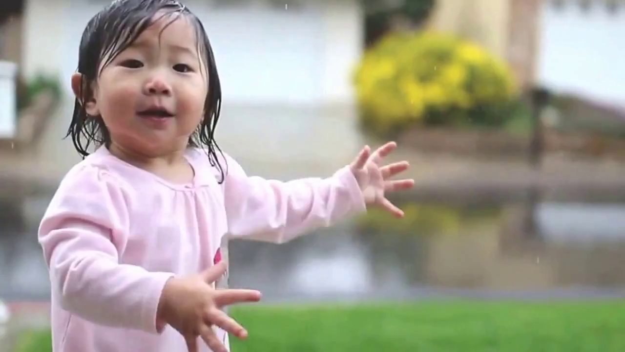 Une petite fille découvre la pluie