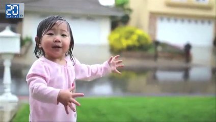 Une petite fille découvre la pluie pour la première fois (instant cute)