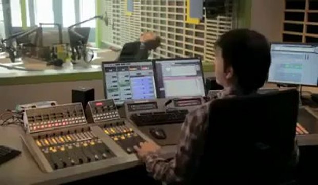 Queste persone stanno parlando. a guardate cosa succede all'improvviso