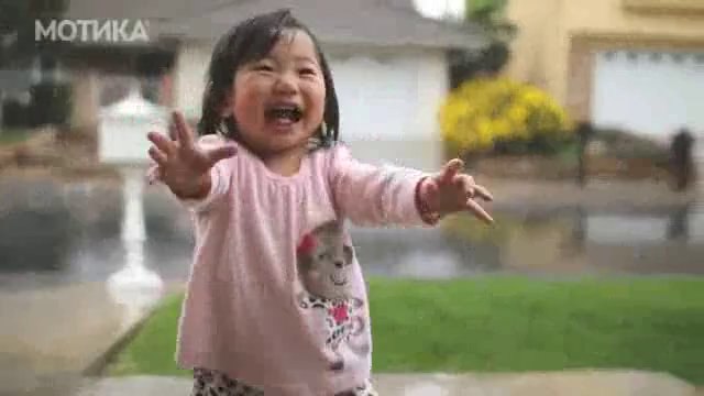 МОТИКА: Животот е убав: 15 месечно девојче прв пат го осети дождот