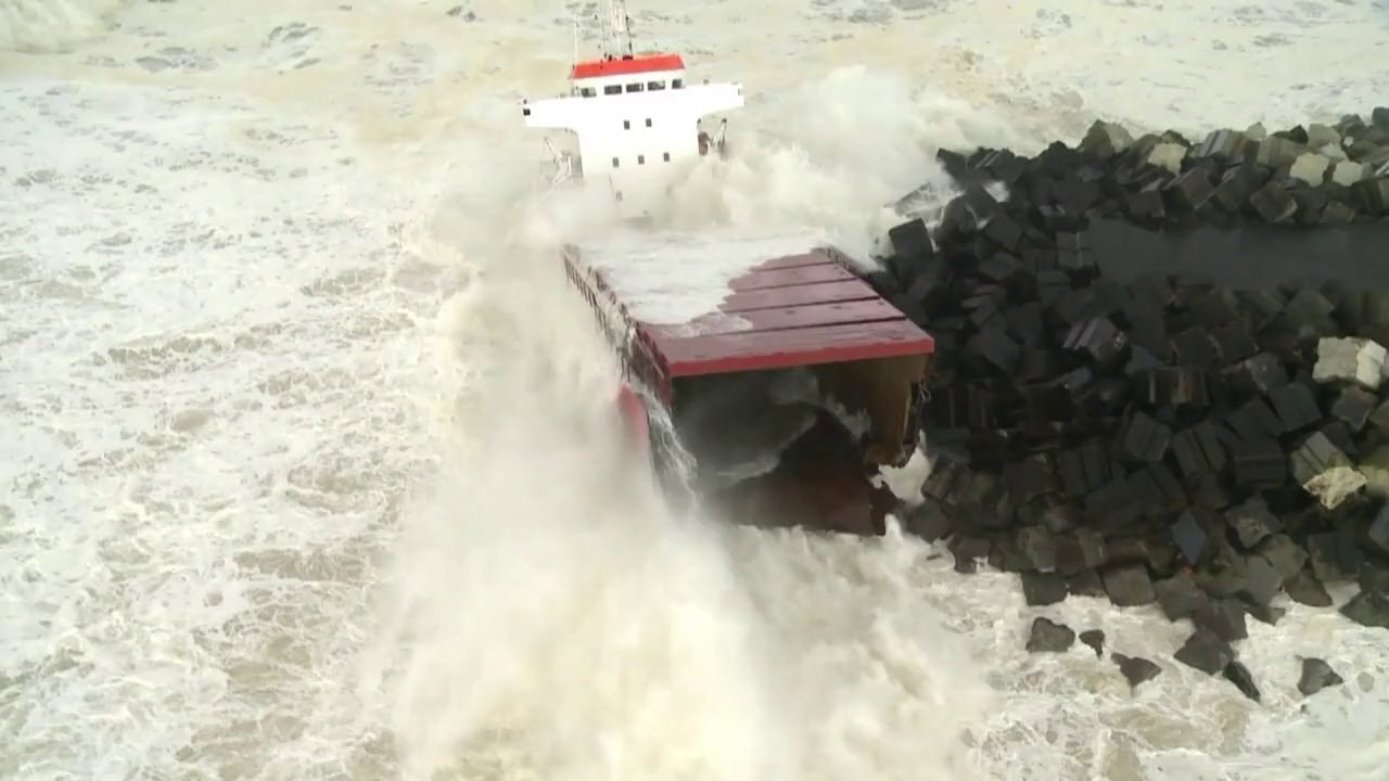 Sturm schmettert Frachter an Atlantikküste