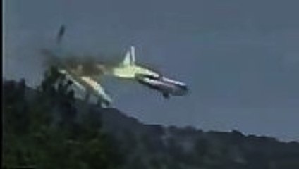 Raw Video Plane Loses Wings Crashes