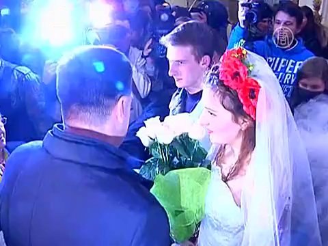 На «Евромайдане» сыграли первую свадьбу