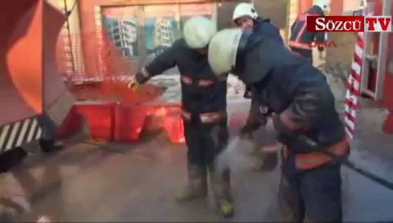 İtfaiyecilerin görev sonrası tazyikli suyla kıyafet temizliği