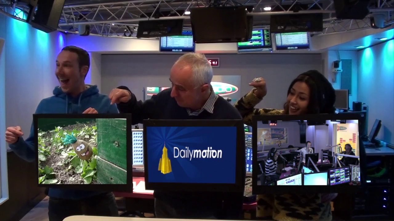 Karima et Karel testent des positions sexuelles