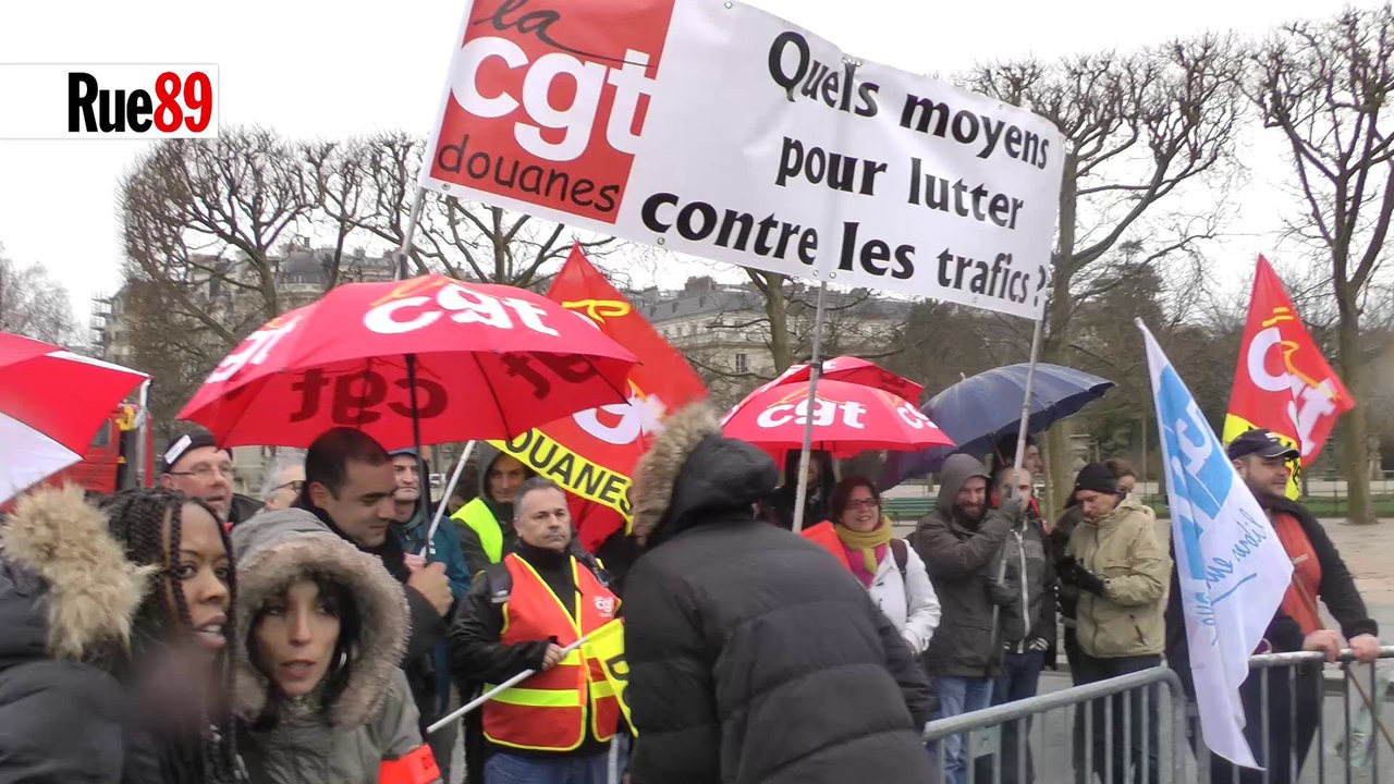 Manifestation des syndicats des douanes lors de la destruction de l'ivoire saisi en France