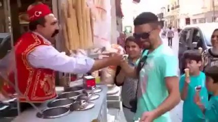 Sembra un normale gelato. Ma guardate cosa succede