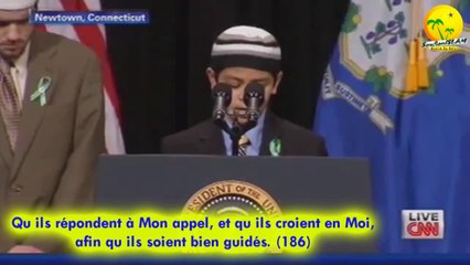 Un enfant musulman récite le Quran sur le plateau du président américain Obama . Hommage aux enfants tués par un extrémiste, terroriste américain