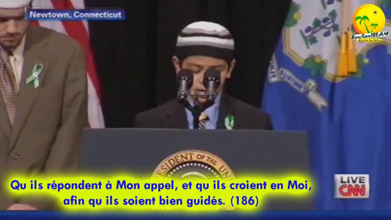 Un enfant musulman récite le Quran sur le plateau du président américain Obama . Hommage aux enfants tués par un extrémiste, terroriste américain