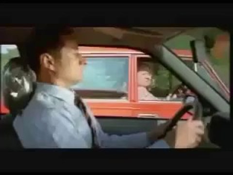 Sembra una tranquilla coppia di vecchietti che viaggia. Ma guardate lei cosa combina