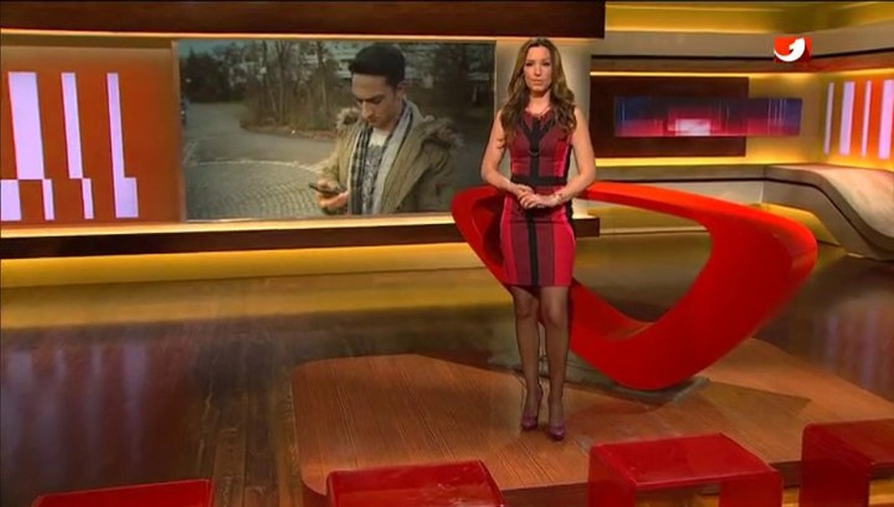 Kim Heinzelmann im Minikleid & schwarzen Nylons