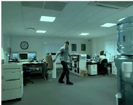 Guardate cosa fa in ufficio quest'uomo. Da non credere