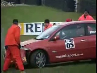 Perde il controllo dell'auto e provoca un incidente. Ma guardate bene cosa ha distratto il pilota. Non ci posso credere