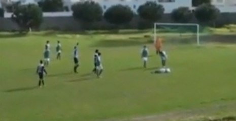 Futbolcu, Önce Rakibini Yumrukladı Sonra Tekmeledi