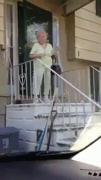 Guardate questa nonnina come inizia la giornata. Incredibile