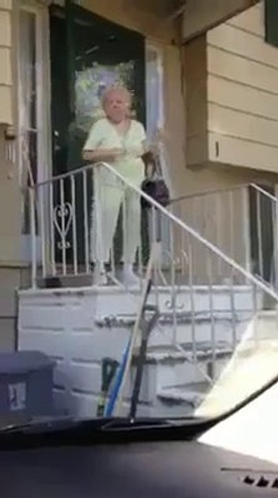 Guardate questa nonnina come inizia la giornata. Incredibile