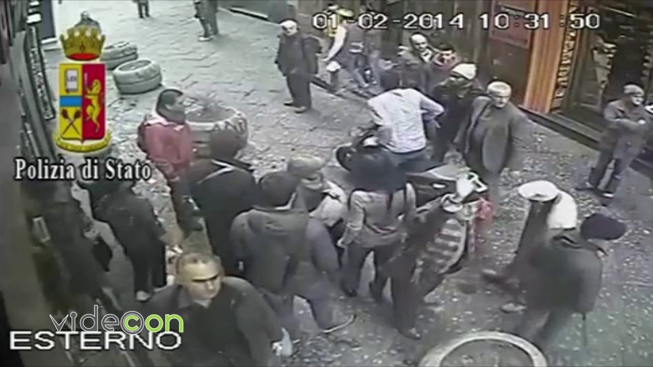 Scippo nei vicoli a Napoli, solo un immigrato difende la donna