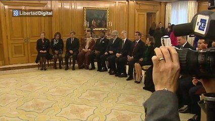 El Rey de pie y sin muletas, en una recepción oficial