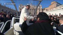 El papa Francisco invita a un amigo a subir al papamóvil
