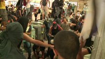 Manifestantes invadem Central do Brasil