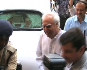 SC sents defamation notice to Kejriwal, Manish Sisodia and two AAP leaders