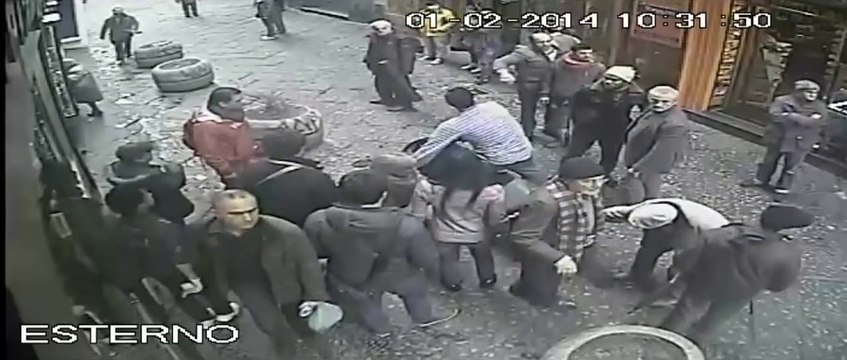 Napoli - Scippa una donna, tutti fermi. Solo un immigrato lo affronta (06.02.14)