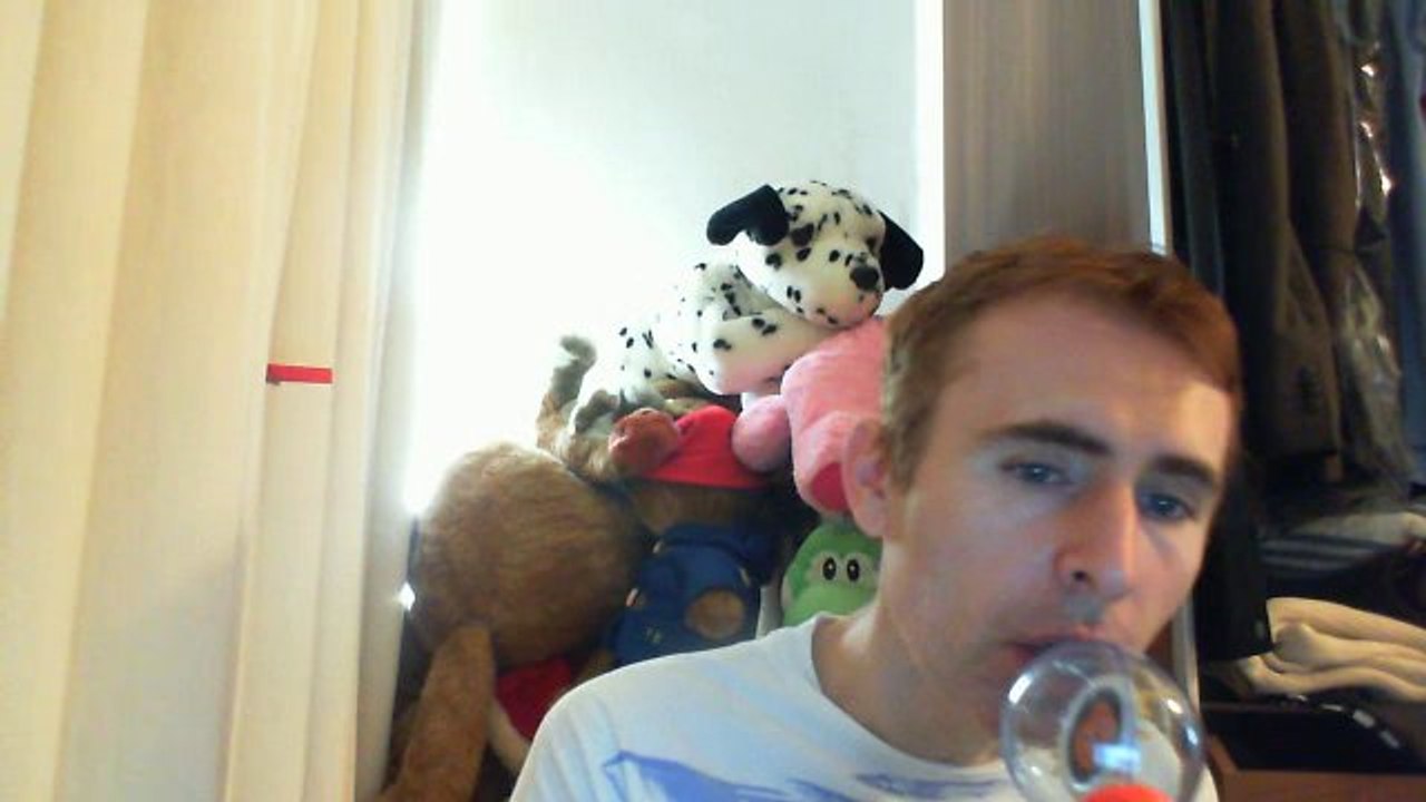 Wiwi égratigne "coeur de chewing gum" de Brigitte