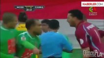 Cezayirli Futbolcu Sarı Kart Gösteren Hakemi Alnından Öptü