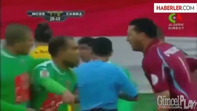 Cezayirli Futbolcu Sarı Kart Gösteren Hakemi Alnından Öptü