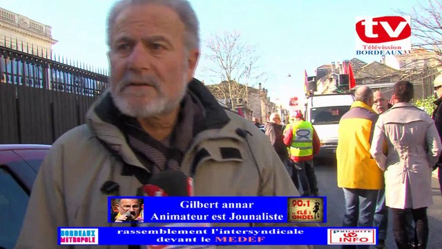 TV Bordeaux33 Gilbert hanna Journaslite Animateur sur la clé des ondes à la manif devant le MEDEF le 6.02.114