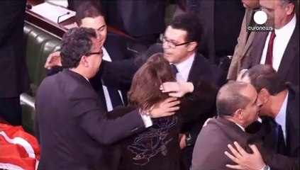 Hollande: Tunus anayasası İslam ile demokrasinin uzlaşabileceğini gösteriyor