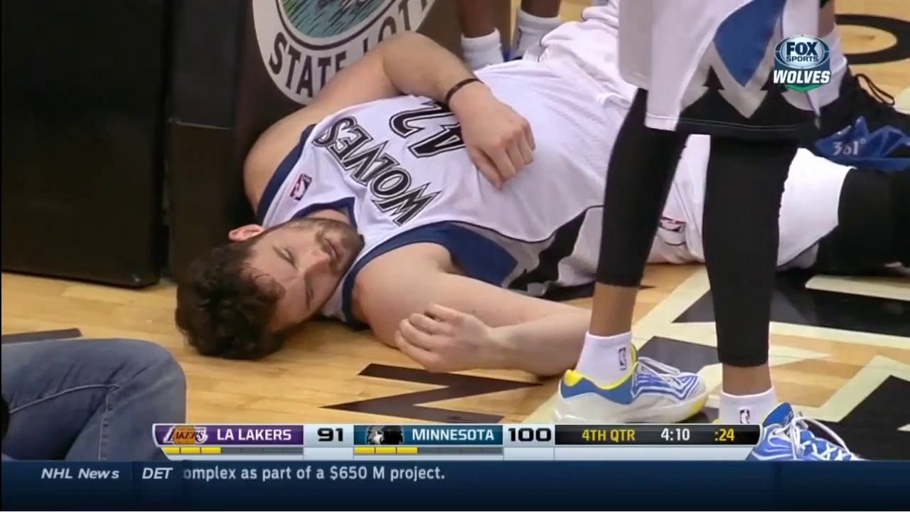 Kevin Love chute lourdement pendant son match contre les Lakers!