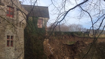 La muraille écroulée attire les curieux