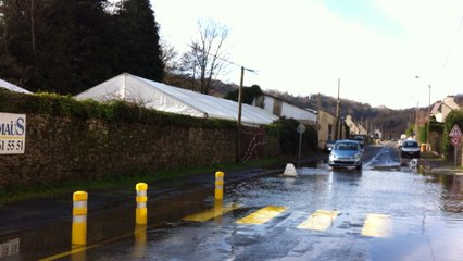 La route et une maison inondés