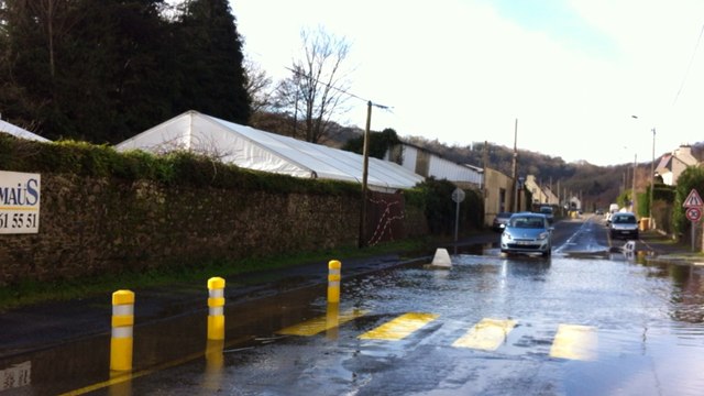 La route et une maison inondés