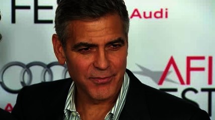 George Clooney sagt, Sandra Bullock ist eine unglaubliche Mutter