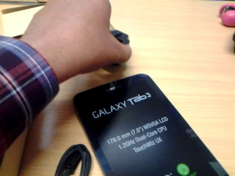 Unboxing Samsung Galaxy Tab3 7''inch (4)