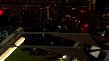 Football: De violents supporters tentent d'entrer sur la pelouse