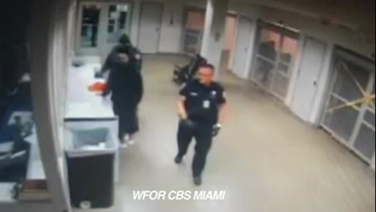 Justin Bieber sendo revistado na cadeia, em Miami