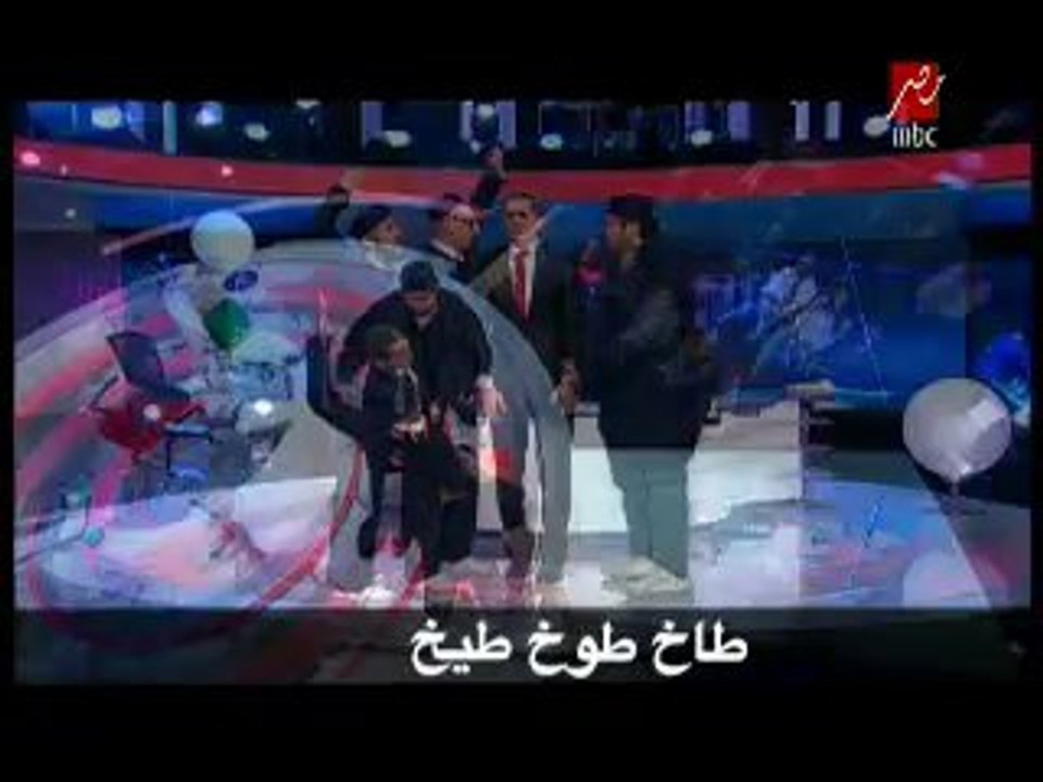 باسم يوسف يرد على معارضية بأغنية