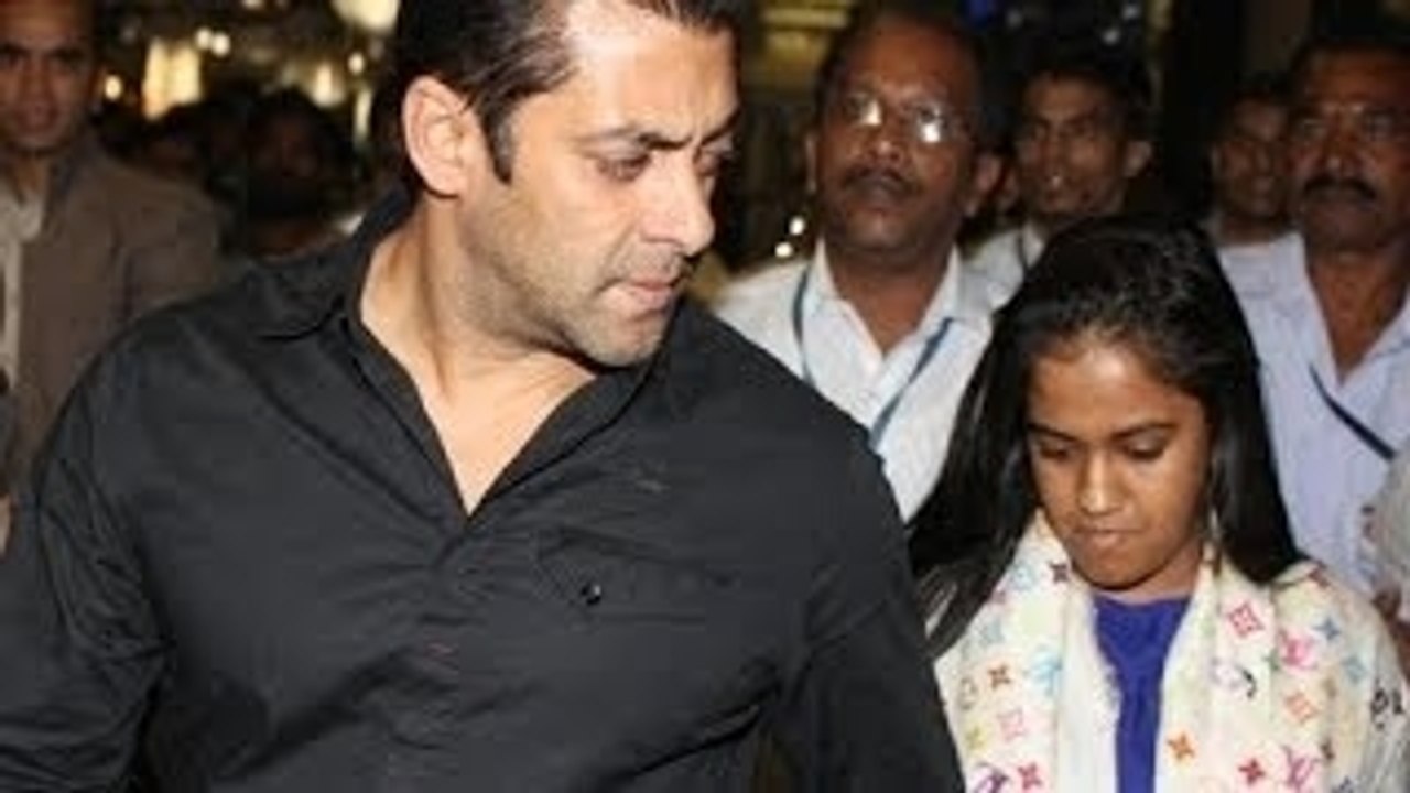 Salman Khan's Brotherhood | Shop's For Little Sister Arpita In Abu Dhabi